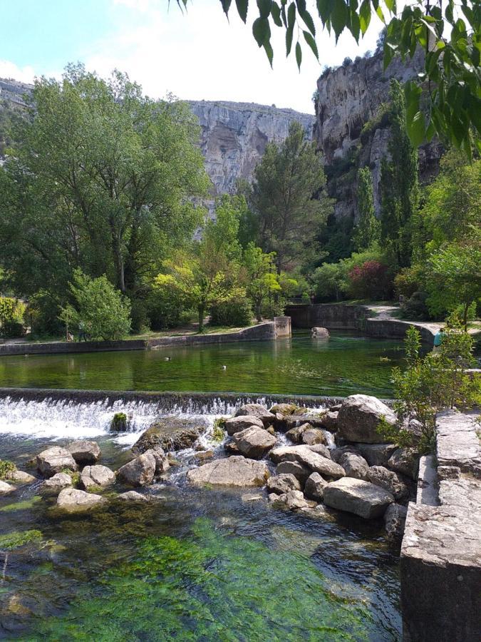Maison Au Coeur De Fontaine De Vaucluse, Nichee Sur Le Rocher Et Surplombant La Sorgue Bagian luar foto